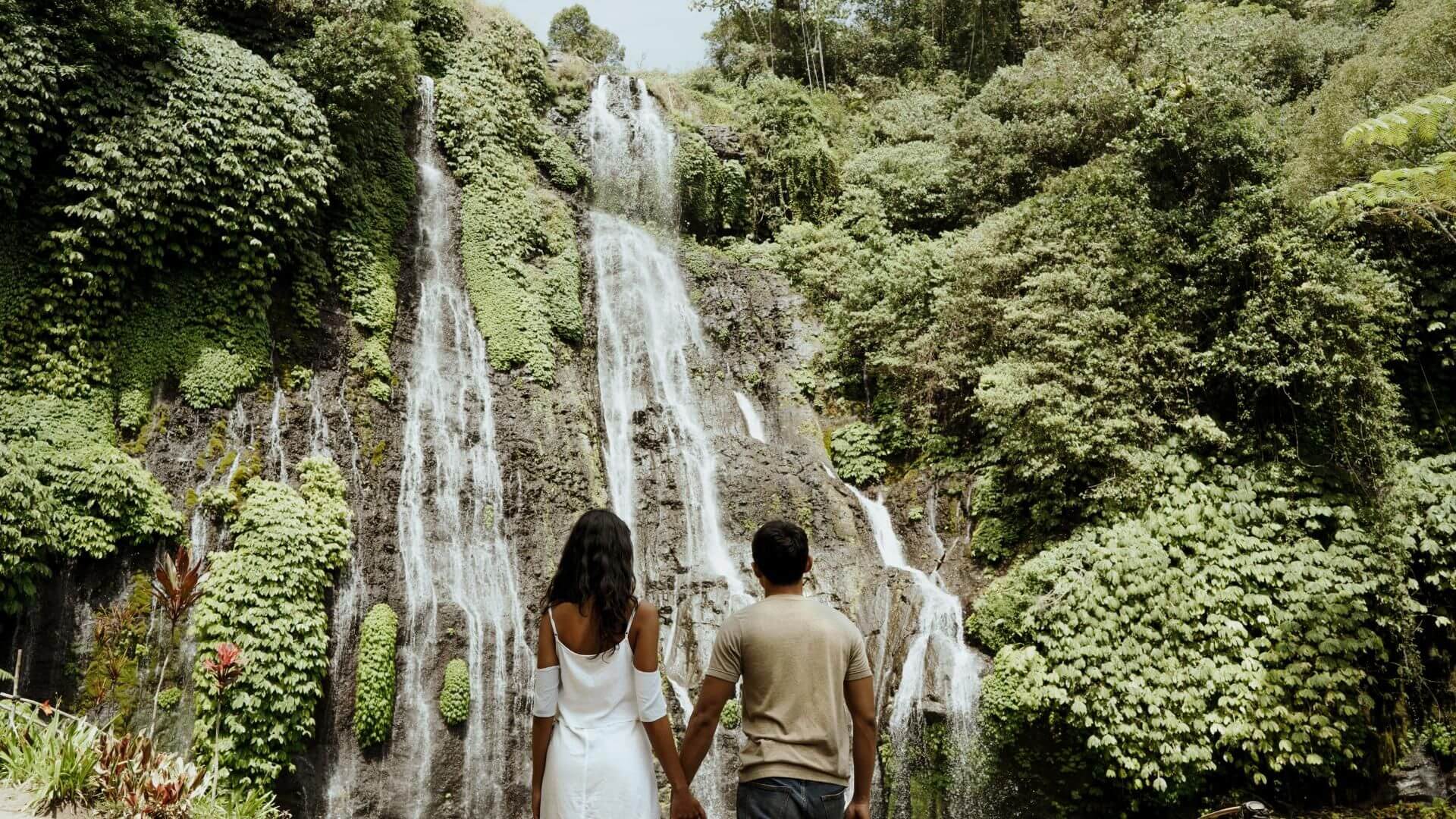 Oahu-Waterfalls-Hiking-Your-Guide-to-Hawaii