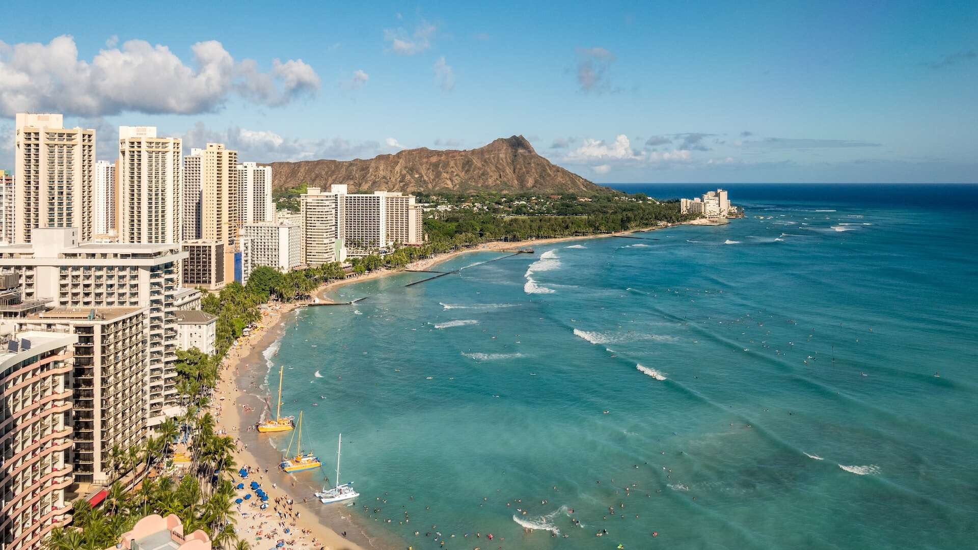 Waikiki-Beach-opening-and-closure-times