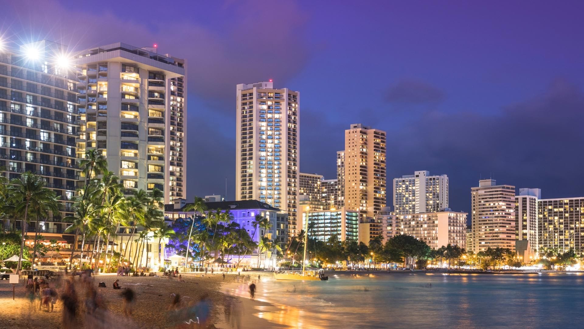 What-Time-Does-Waikiki-Beach-Close