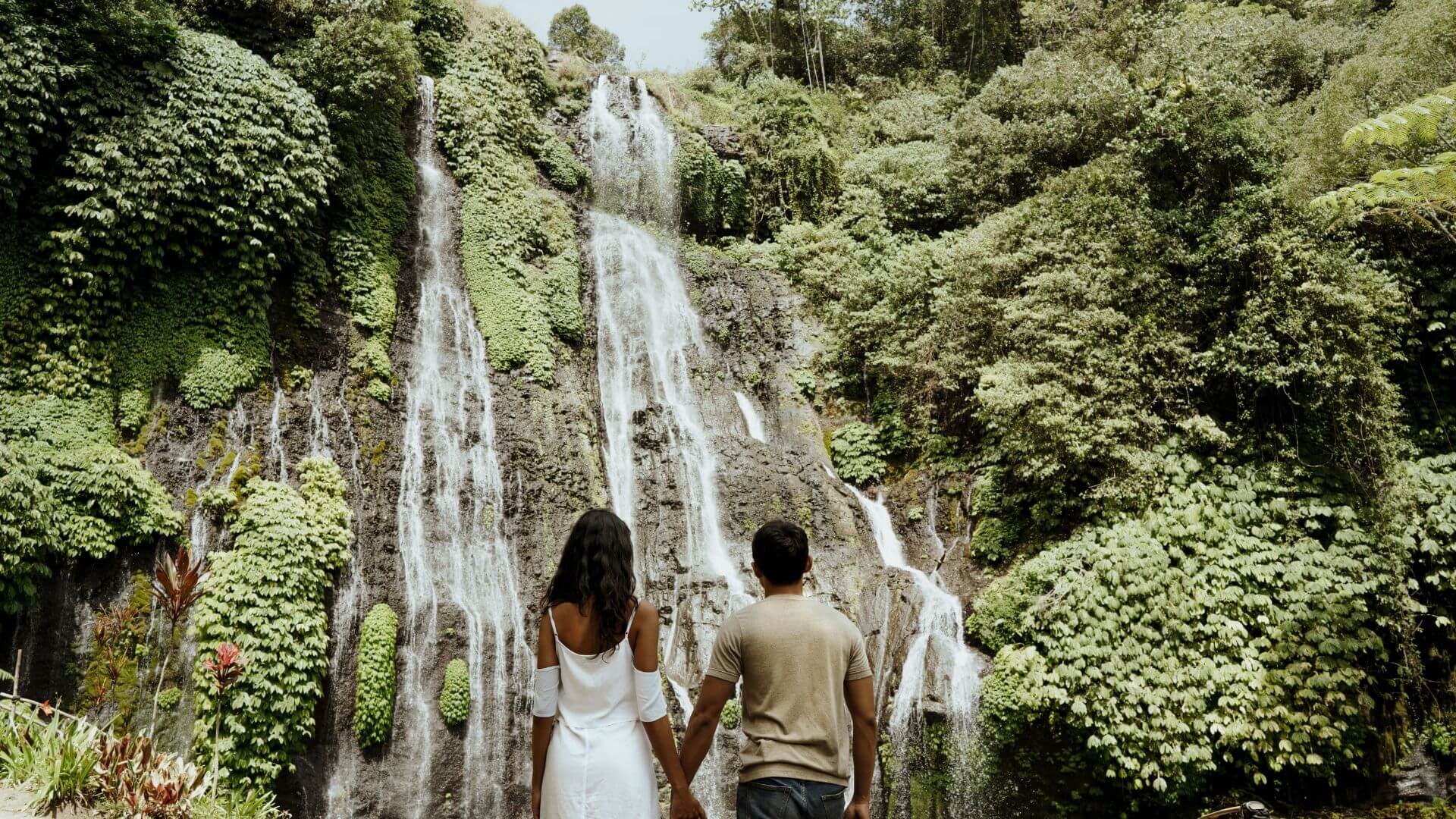 Oahu-Waterfalls-Hiking-Your-Guide-to-Hawaii-Wonders