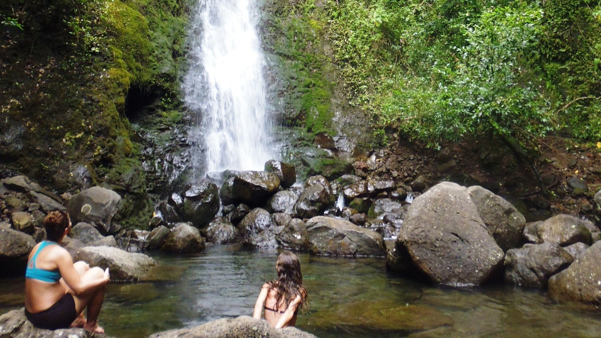waterfalls-on-Oahu-that-you can-swim-in