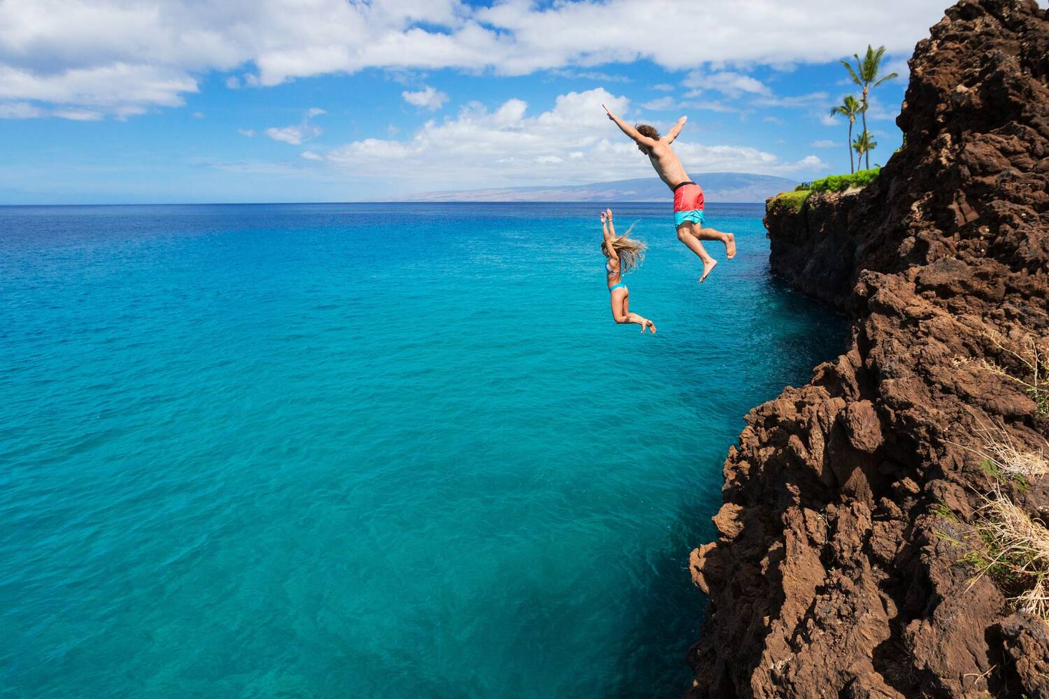 cliff jumping in Oahu